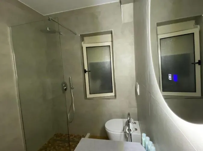 Lucas Downtown * 地拉那