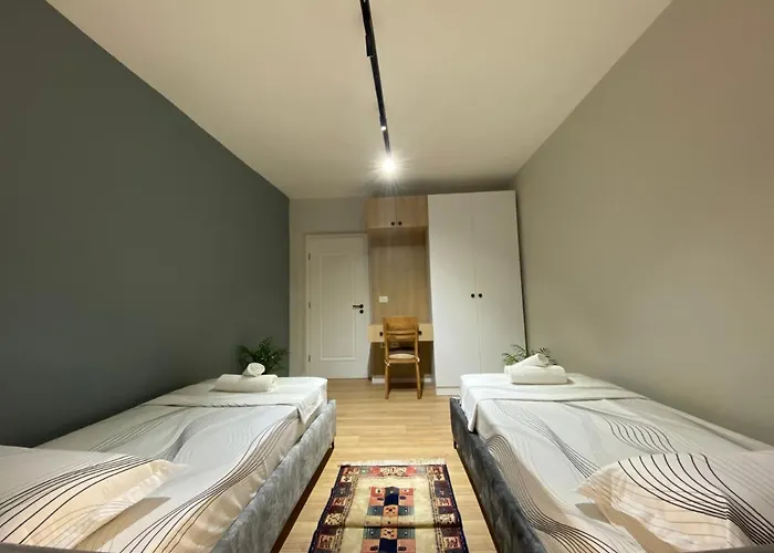 Lucas Downtown * ティラナ